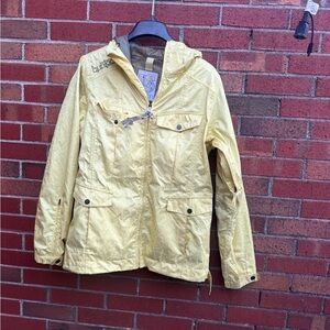 Burton Women’s Snowboard/Ski Jacket in yellow, size Medium.